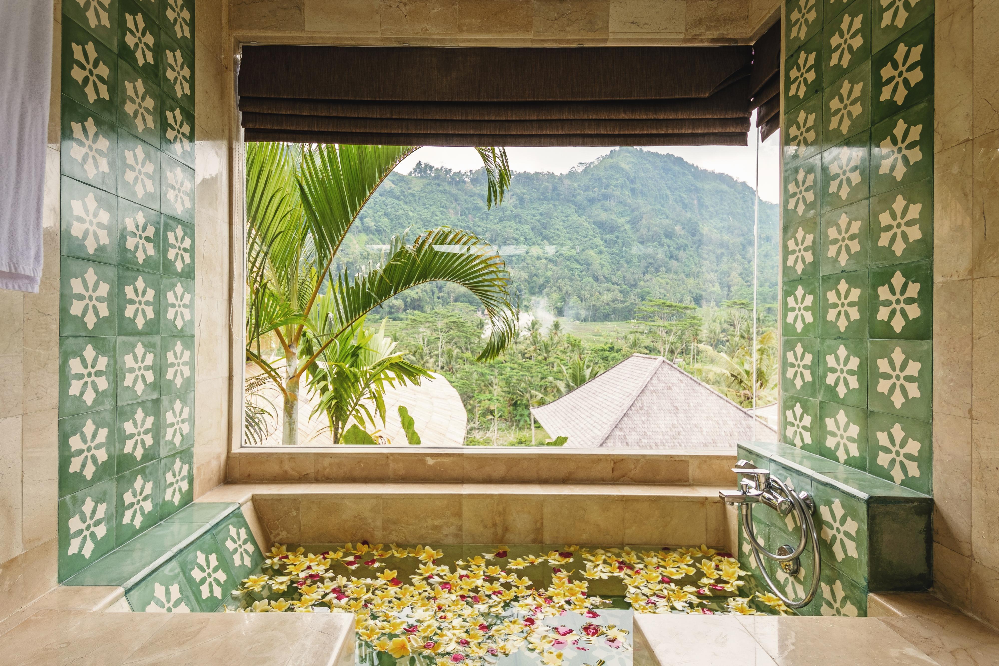 วาปา ดิ อูเม ซิเดเมน Hotel ซิเดอมัน ภายนอก รูปภาพ A view of the mountains from the bathroom of a suite at the Taj Bengal