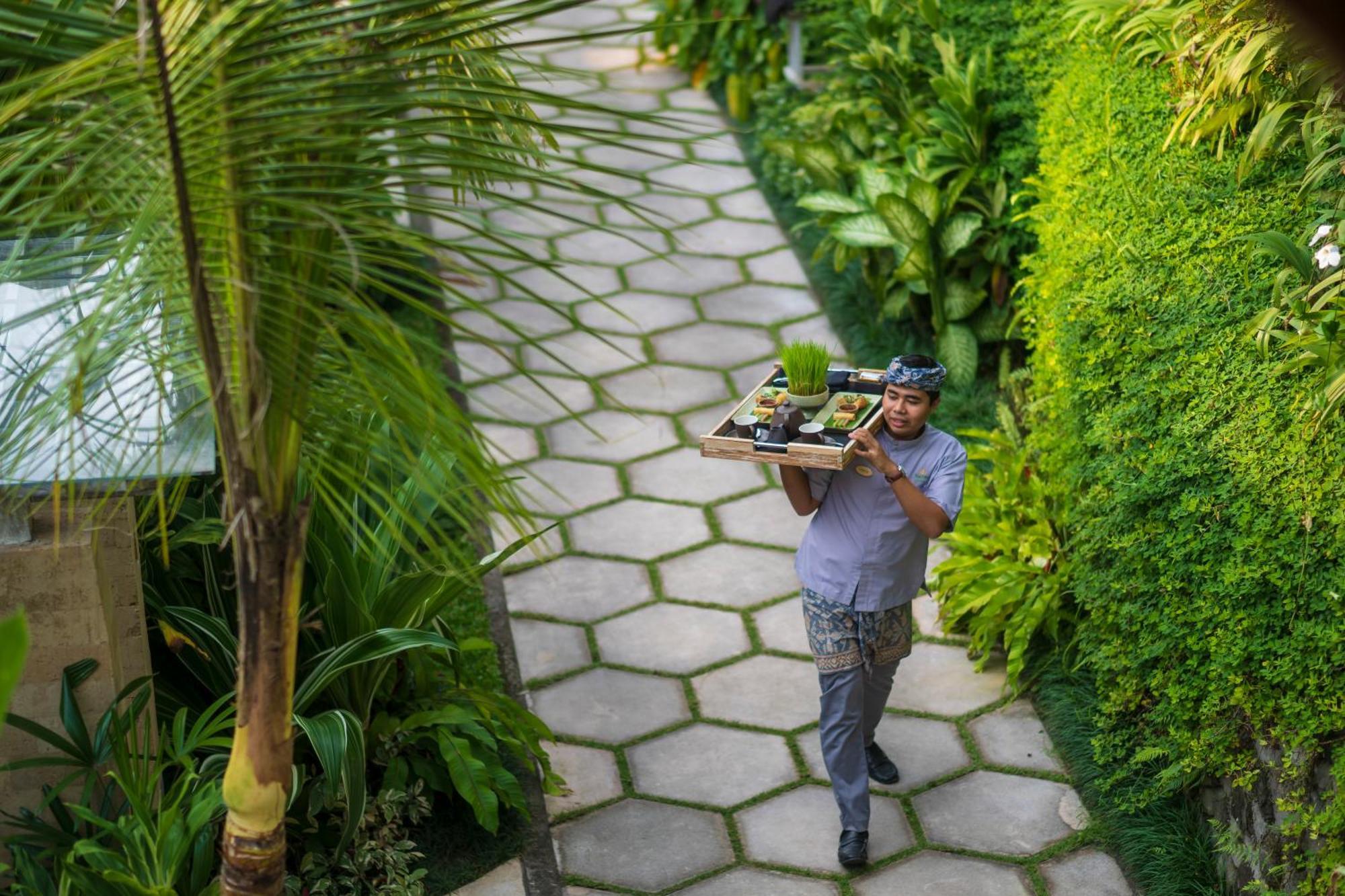 วาปา ดิ อูเม ซิเดเมน Hotel ซิเดอมัน ภายนอก รูปภาพ A waiter at a resort in Bali, Indonesia