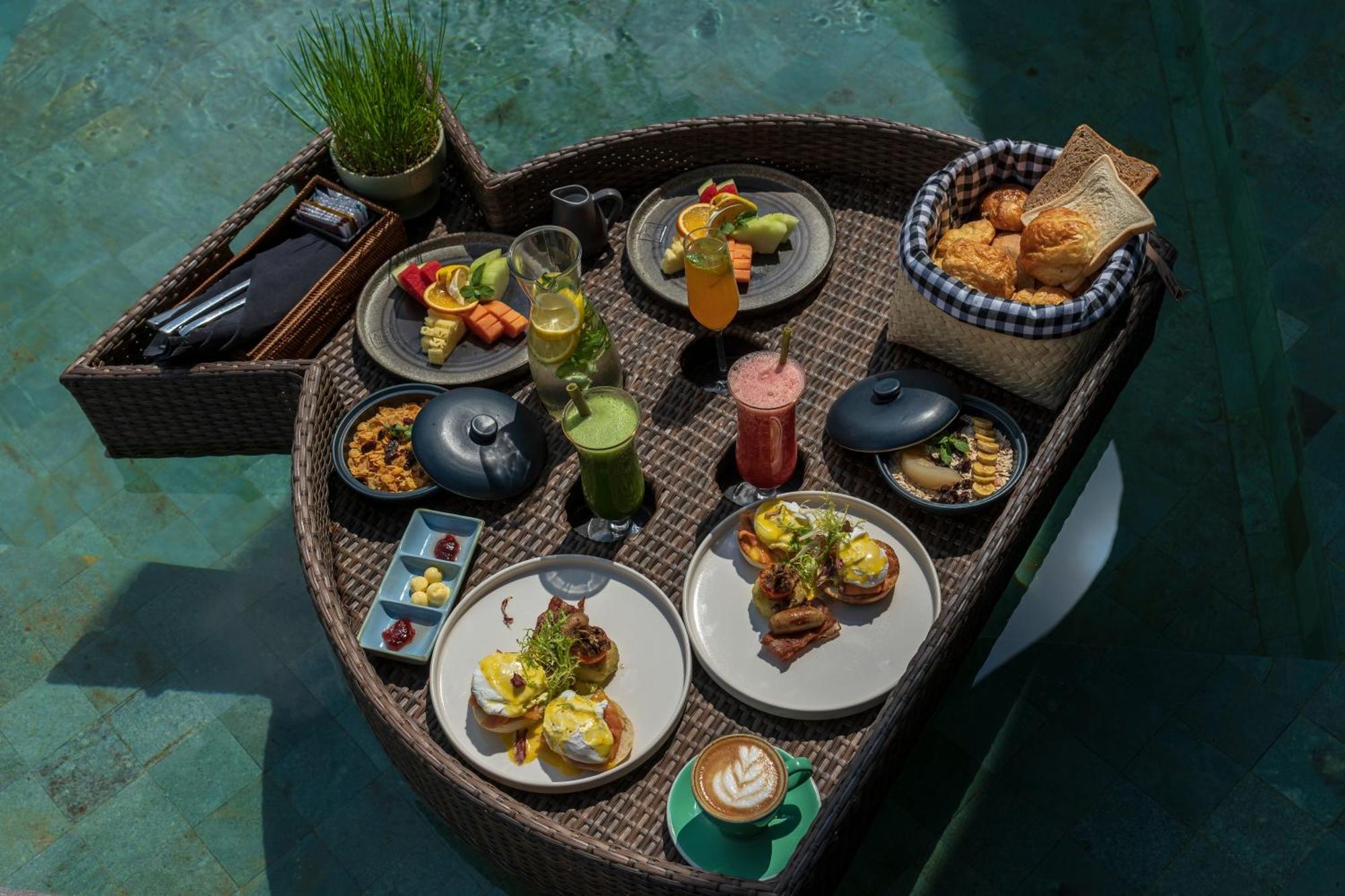 วาปา ดิ อูเม ซิเดเมน Hotel ซิเดอมัน ภายนอก รูปภาพ A floating breakfast at Alila Villas Uluwatu